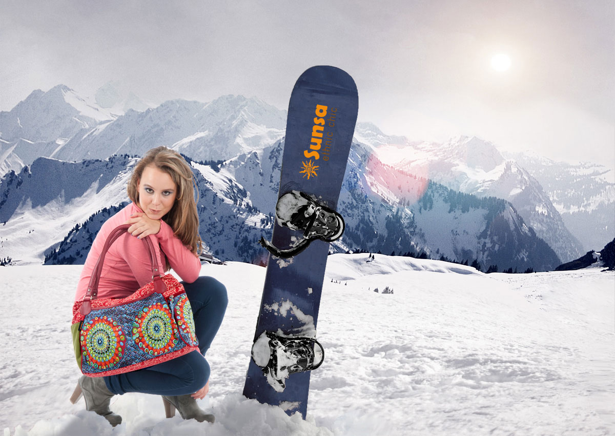 Model im Schnee mit bunter Handtasche, Snowboard mit Logo