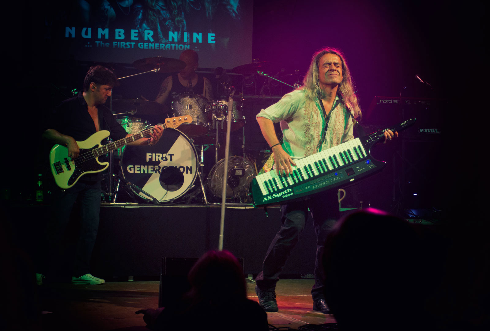 Thomas Burlefinger rockt am Synthesizer.