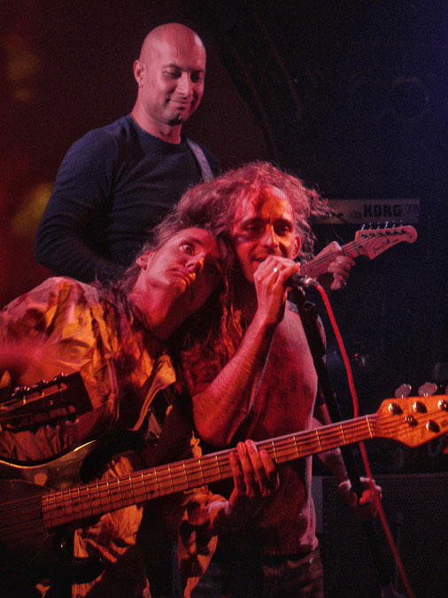 Peter Hahner leiht sich die langen Haare von Bassist Frank Stimpfig für ein Foto
