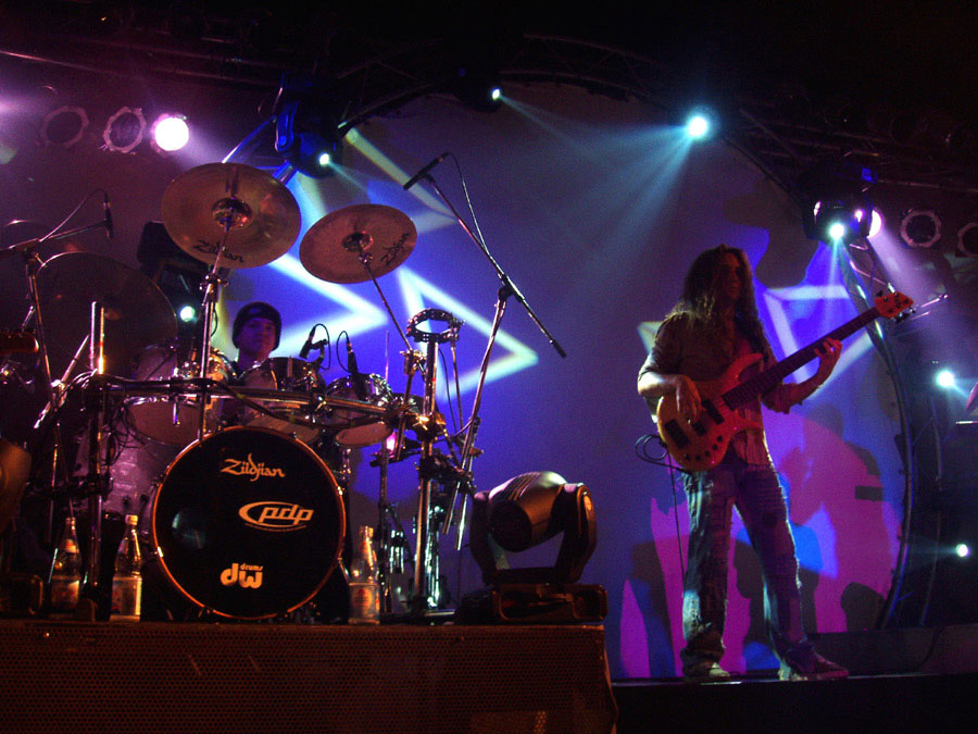 Lightshow mit Blick auf Schlagzeuger und Bassist