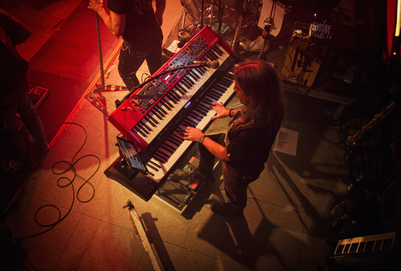 Blick von oben auf Keyboarder Thomas Burlefinger.