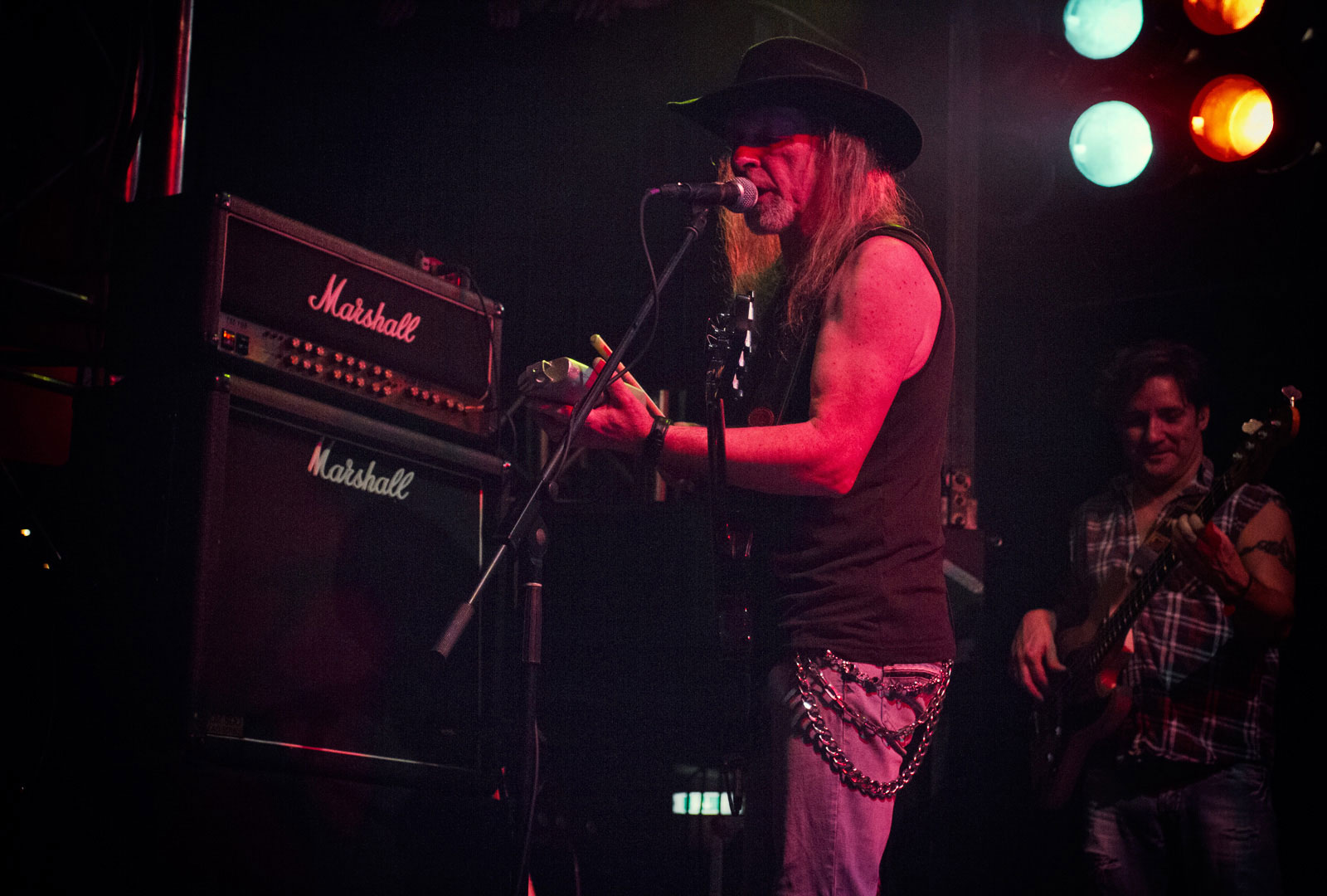 Gitarrist Jürgen Kühnlein spielt auf der Cowbell.