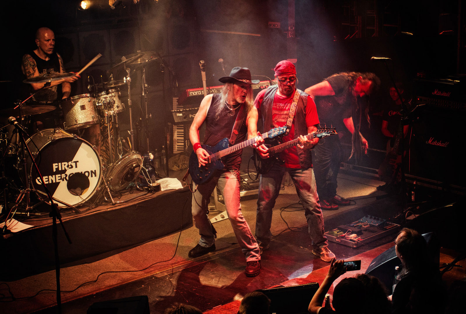 Die beiden Gitarristen Jürgen Kühnlein und Giorgio Camese am rocken.