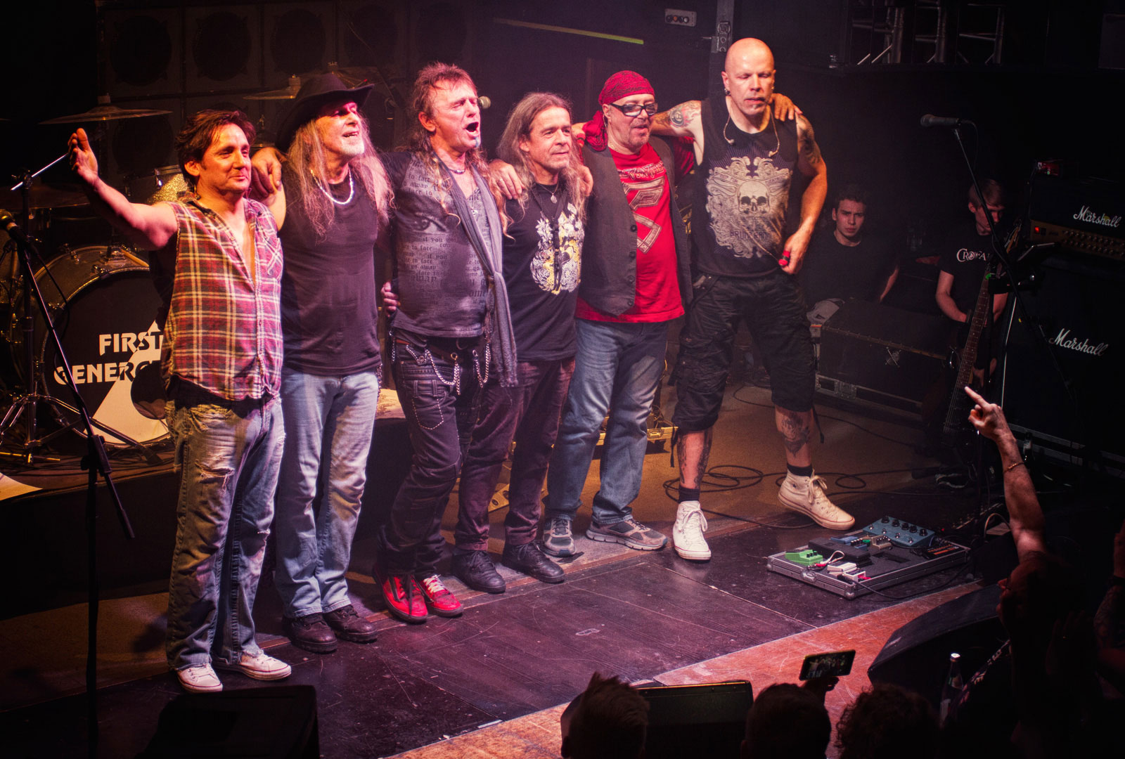 Glückliche Gesichter beim Abschiedsfoto der Band.