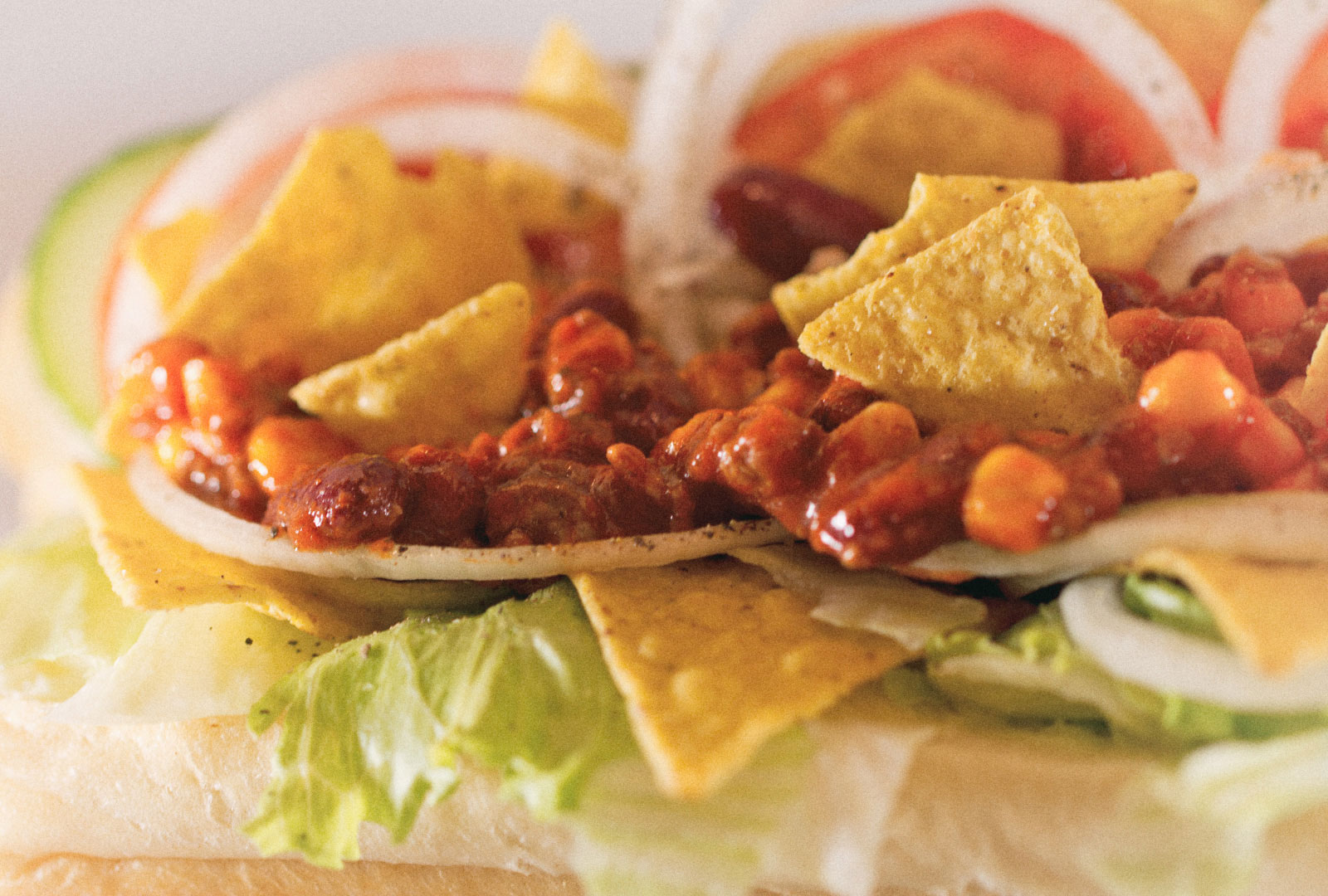 Produkt Detailfoto Mexikanisches Sub-Sandwich mit Chili und Tortilla-Chips