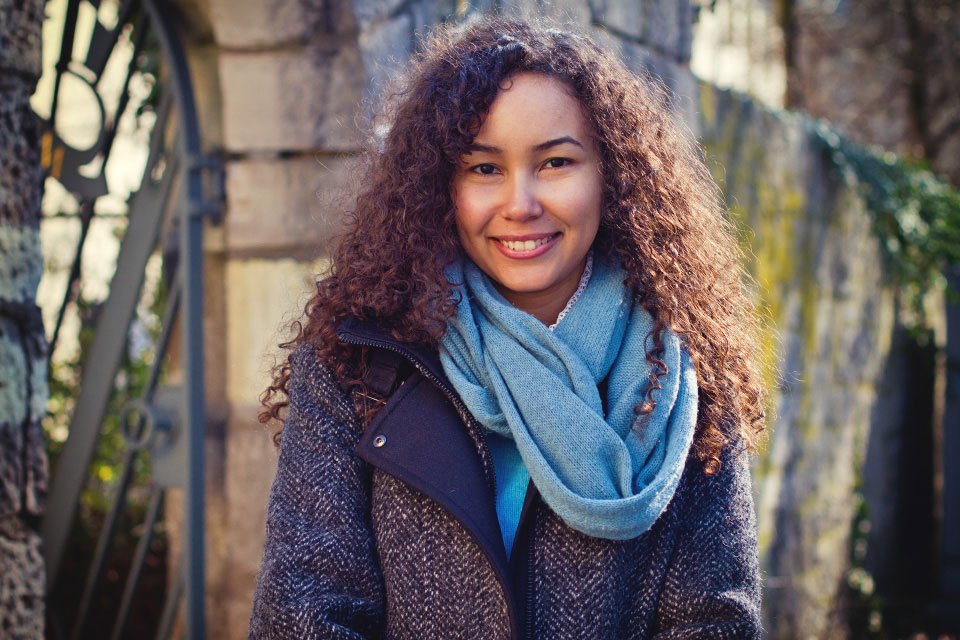 Portraitaufnahme, Frau mit lockigen Haaren