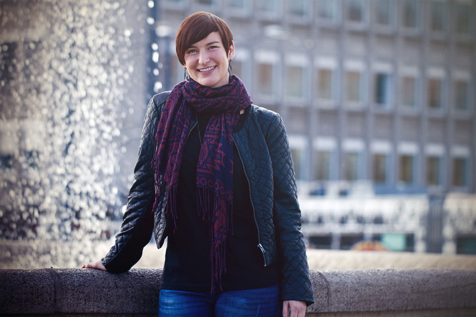 Portraitaufnahme, Würzburg Bahnhof, Kiliansbrunnen