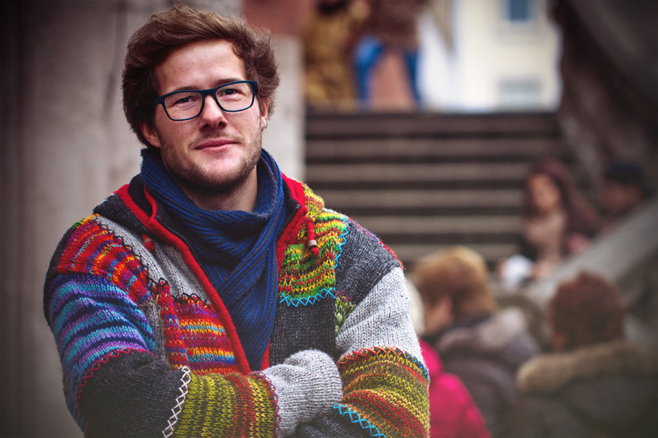 Mann mit Brille, bunter Pullover
