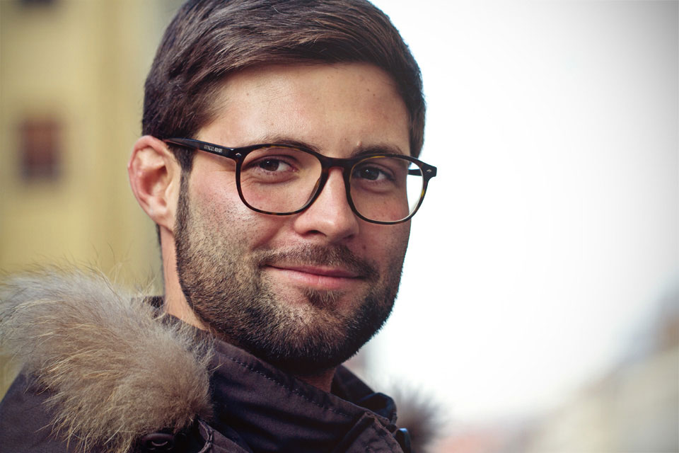 Nahaufnahme, Portrait Mann mit Brille