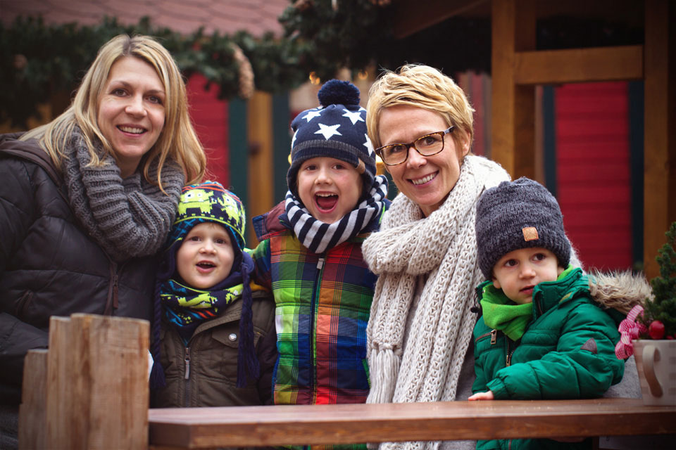 Zwei junge Frauen mit Kindern, Lächeln