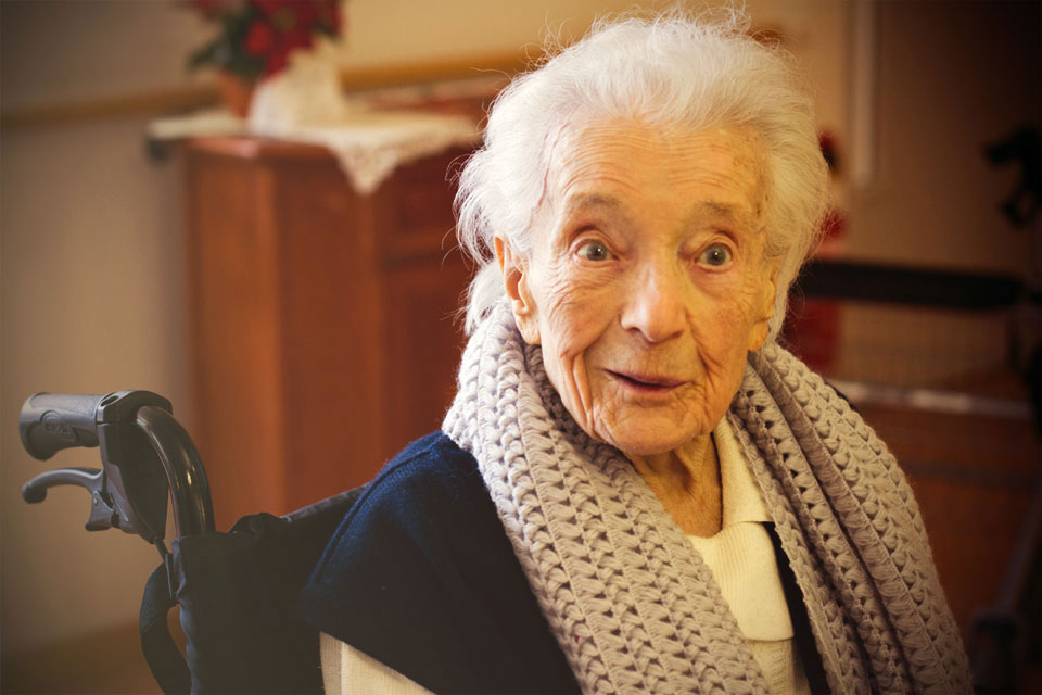 Portraitaufnahme lächelnde Dame, Seniorin